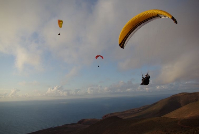  Haga un viaje en parapente 